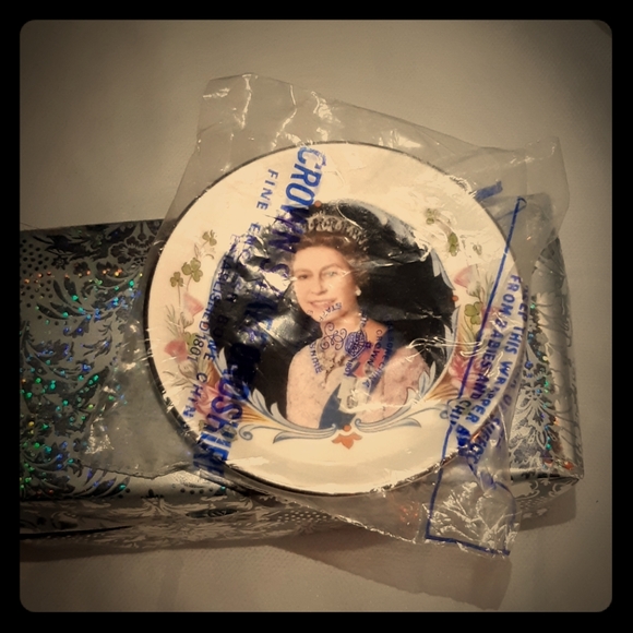 👑SEALED QUEEN ELIZABETH COMMEMORATIVE PLAT - Picture 2 of 6